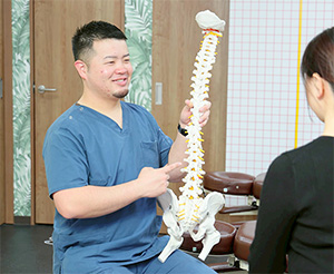 骨盤の模型を使って分かりやすく説明します